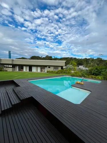 MANSÃO LINDA NA MARINA RIO BELO COM 3 SUÍTES, LAGO COM CARPAS E 1.500 M²