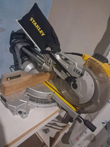Vendo serra meia esquadria stanley sm18 1800w dual disco 10 polegas