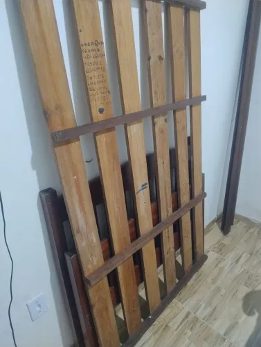 Cama de madeira 