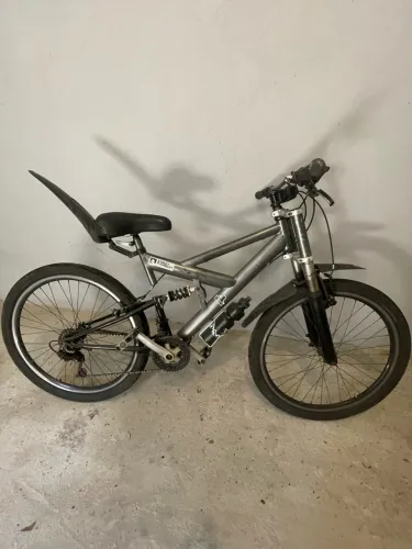 Bicicleta 24 com suspensão