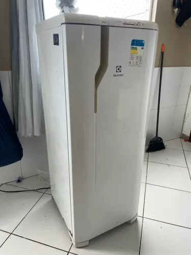 Geladeira Electrolux 240 litros 