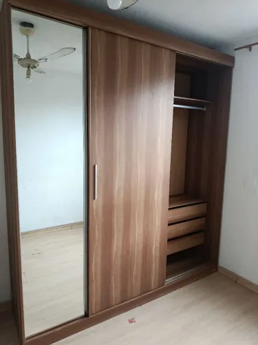 Armário com porta de correr e espelho