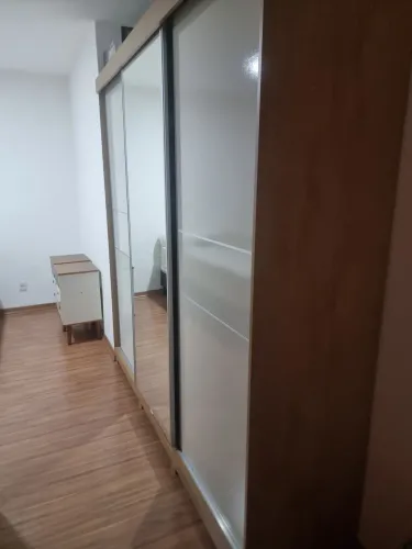 Guarda Roupas 3 repartições porta espelhada.
