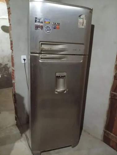 Geladeira Eletrolux inox água na porta