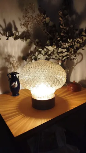 Luminária com base em madeira torneada segmentada, cúpula tipo bico de jaca, forma balão