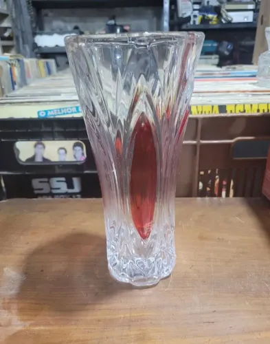 Vaso trabalhado com detalhes em vermelhoVaso trabalhado com detalhes em vermelho