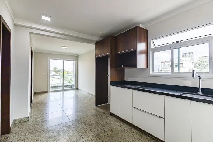 Apartamento com suíte, sacada com churrasqueira e vaga coberta!