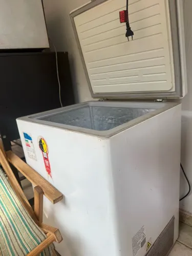 Freezer gelando só metade