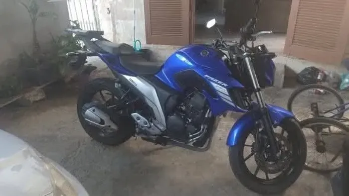 MODELO: YAMAHA/FZ 25 COR: AZUL CATEGORIA: PARTICULAR COMBUSTÍVEL: ÁLCOOL/GASOLINA ANO FABR