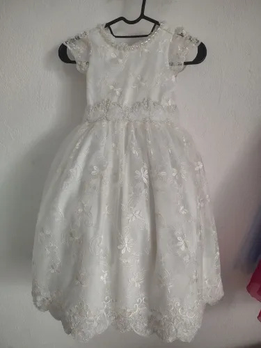 Vestido infantil de renda com seda cor bege