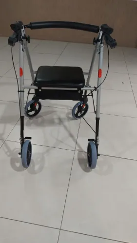 Andador de quatro rodas com assento e cesto (rollator)
