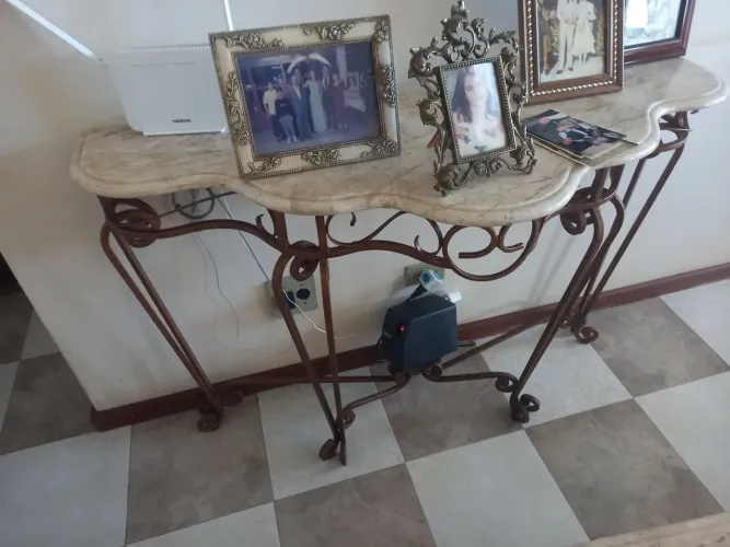 Lindo aparador clássico em ferro forjado e mármore teavertino