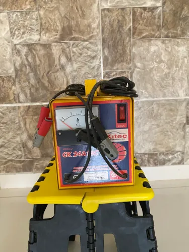 Carregador de bateria 24V.