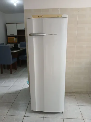 Geladeira em excelente estado de conservação