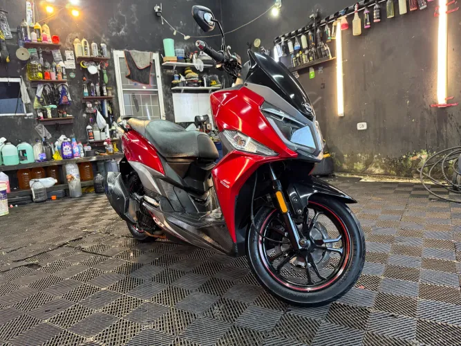 Vende-se moto automática, em perfeito estado