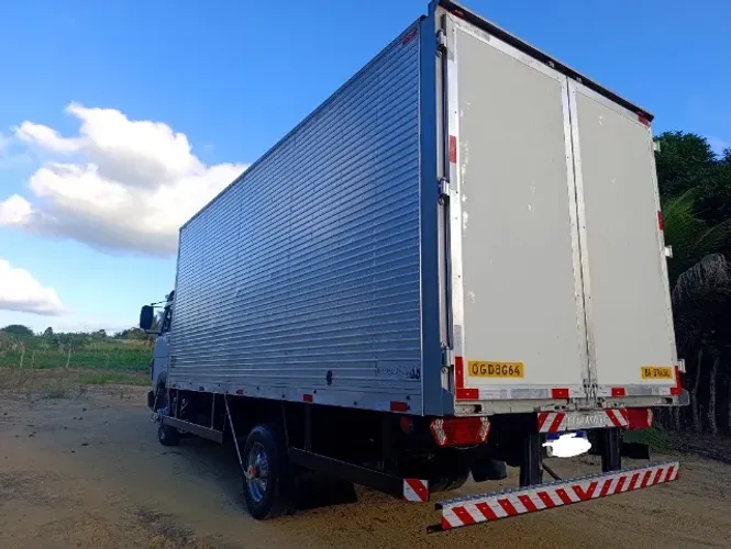 Caminhão baú carro zero oportunidade