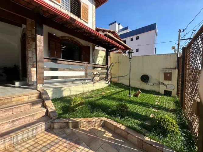 Casa Alto Padrão, bem localizada e planejada