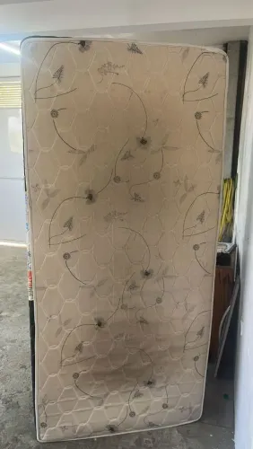 Vende-se cama box solteiro 