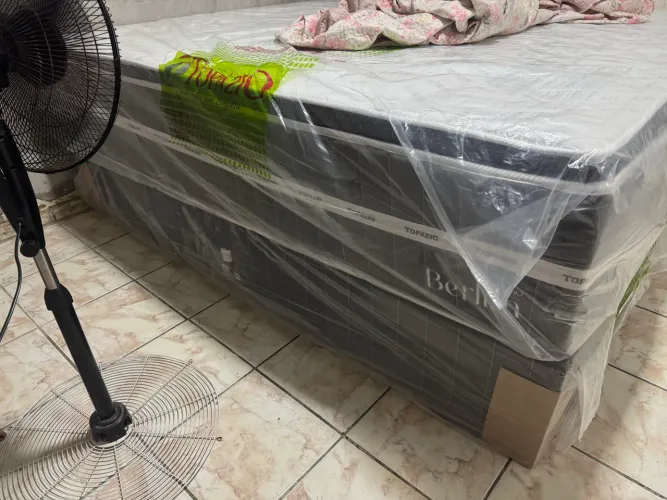 Cama king , nova no plástico com os pés ! 