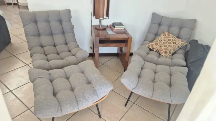 DUPLA DE POLTRONA COSTELA DE LUXO + PUFF EM TECIDO DE LINHO CINZA MESCLADO