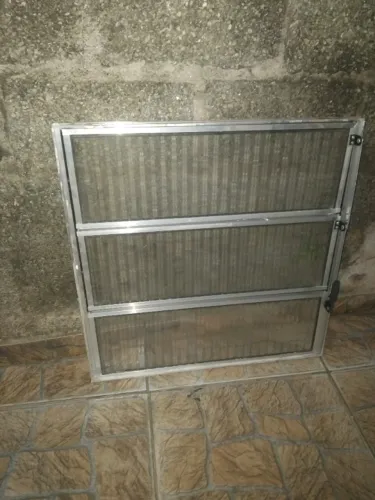 janela basculante 60×60 (aluminio brilhante)