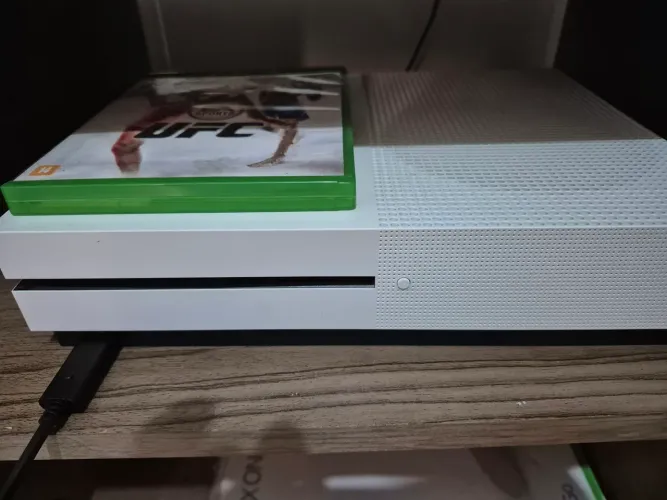 Xbon one S 500gb 2 controles e 1 jogo físico.