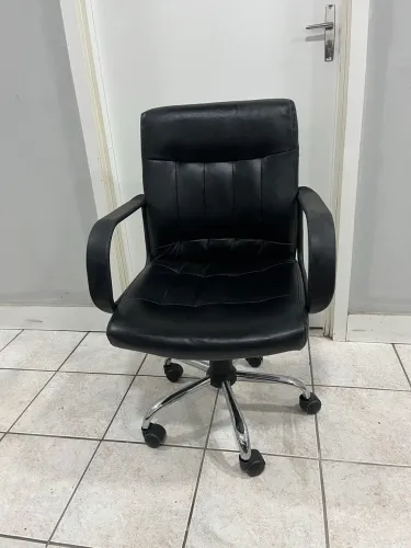 Cadeira De Escritório Diretor Giratória Couro Preto Base Cromada