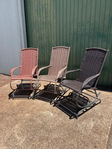 Cadeira de Balanço em Fibra Sintética - Confortável e Resistente