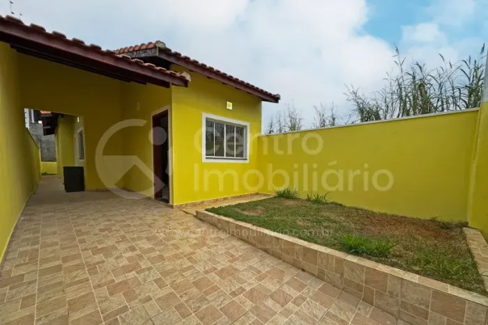 CASA à venda com 2 quartos em Peruíbe, no bairro Jardim Imperador