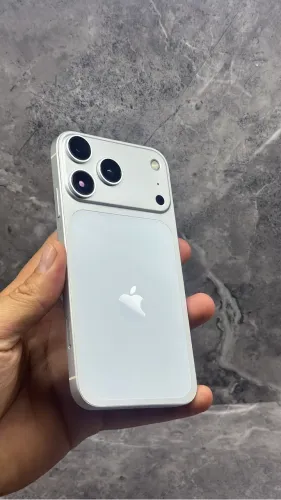 iPhone 11 na carcaça do 17 Pro