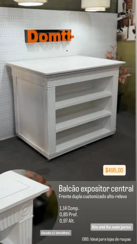 Balcão expositor de roupas, dupla face uso central