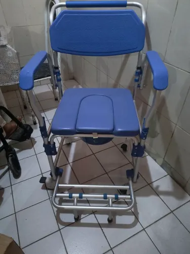 Troco uma cadeira de banho novinha nunca usada por uma cadeira de rodas 