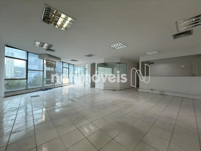 CONJUNTO DE SALAS CORRESPONDENTE A METADE DE UM PAVIMENTO COMERCIAL EM PRÉDIO LOCALIZADO N