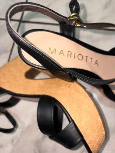 Vendo sandália de salto Mariota