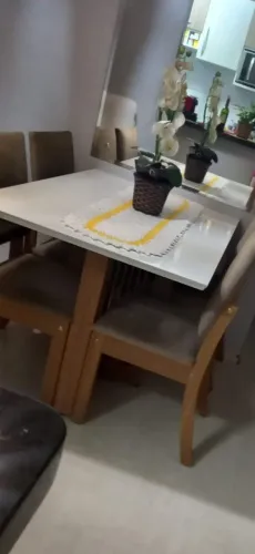 Mesa de Jantar Laqueada Off-White com 4 Cadeiras Estofadas - Excelente Estado