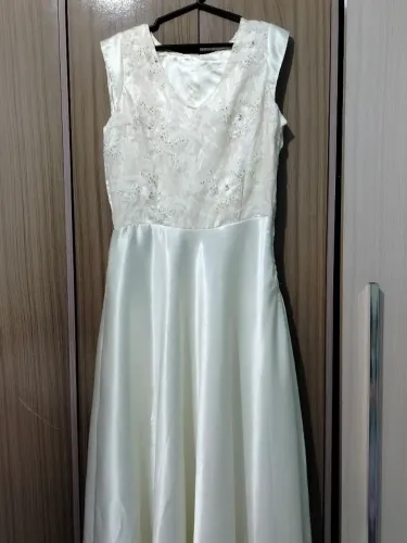 Vestido de Noiva / Festa Longo Branco com Decote V e Renda Brilhante preço a negociar