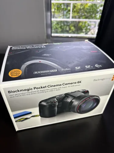 Blackmagic pocket 6k + Cage + 2 baterias + adaptador NP