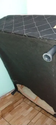 Cama box, em bom estado. As manchas e de pingueira da chuva. Parte de baixo as madeiras es
