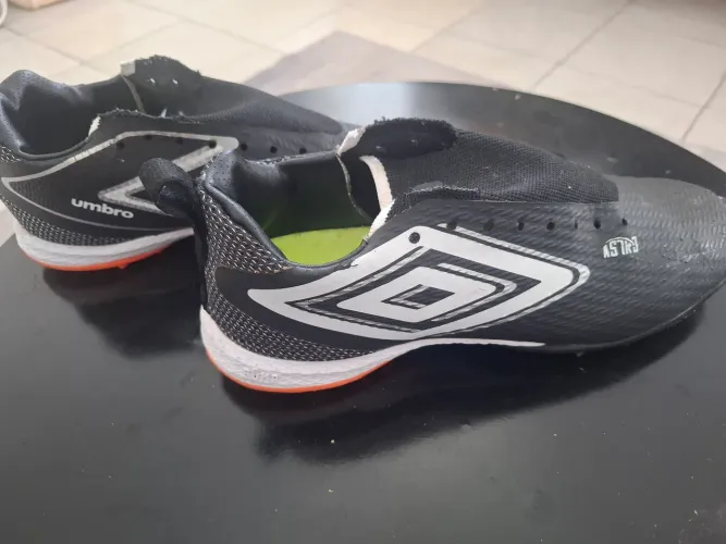 Chuteira Umbro ASTRO.