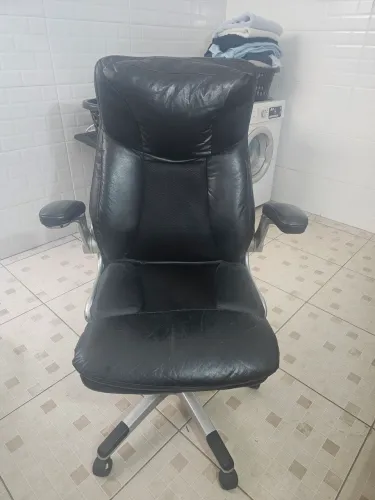 Cadeira escritório de courino preto