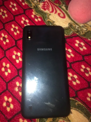 Um celular novo muito bom 