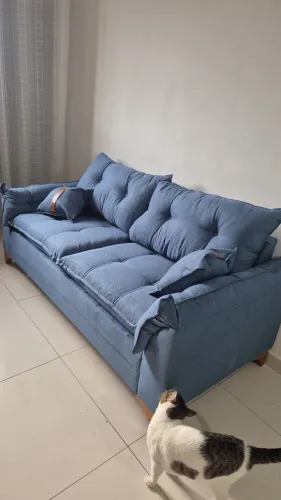 Sofa liminar 180 cm linho azul e pés de madeira