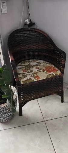 Cadeira de varanda são 4 valor 200 cada.