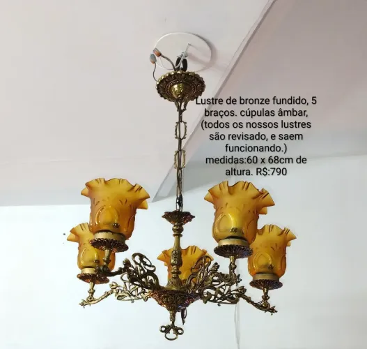 Lustre antigo de bronze fundido e cúpulas cristal âmbar.