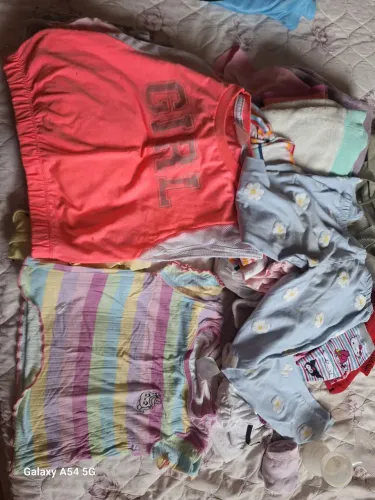 Diversas roupas  infantis