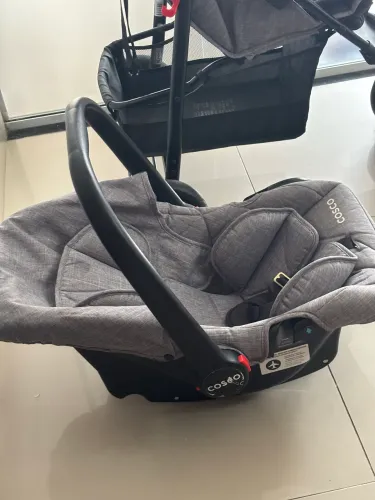 Carrinho de bebê e bebê conforto 