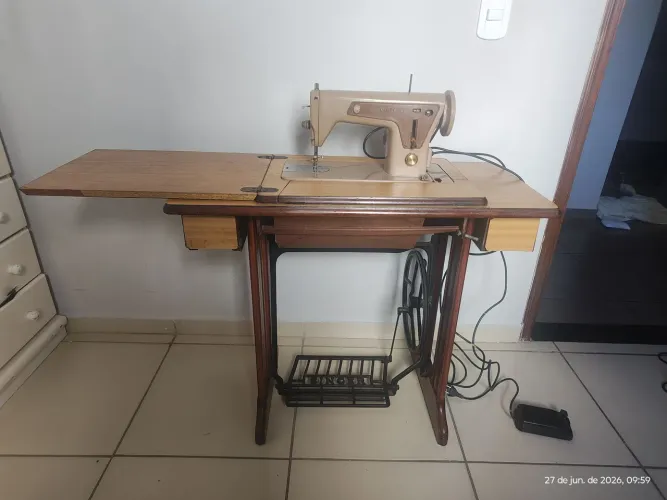 MÁQUINA DE COSTURA INDUSTRIAL ANTIGA COM MESA ACOPLADA SINGER USADA