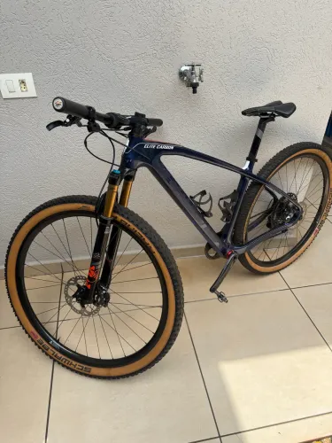 MTB Caloi Elite Carbon 2020 - Shimano XT M8100 12v - Fox Factory - Rodas Carbono RELÍQUIA