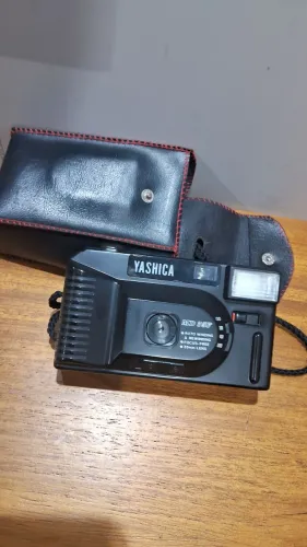 Máquina Fotográfica YASHICA flash embutido, perfeito estado de conservação