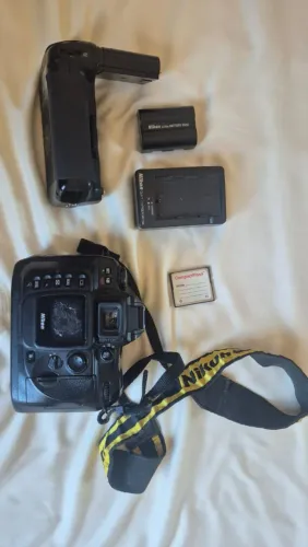 Kit Clássico Nikon D100 + Battery Grip (Com Detalhe no LCD)